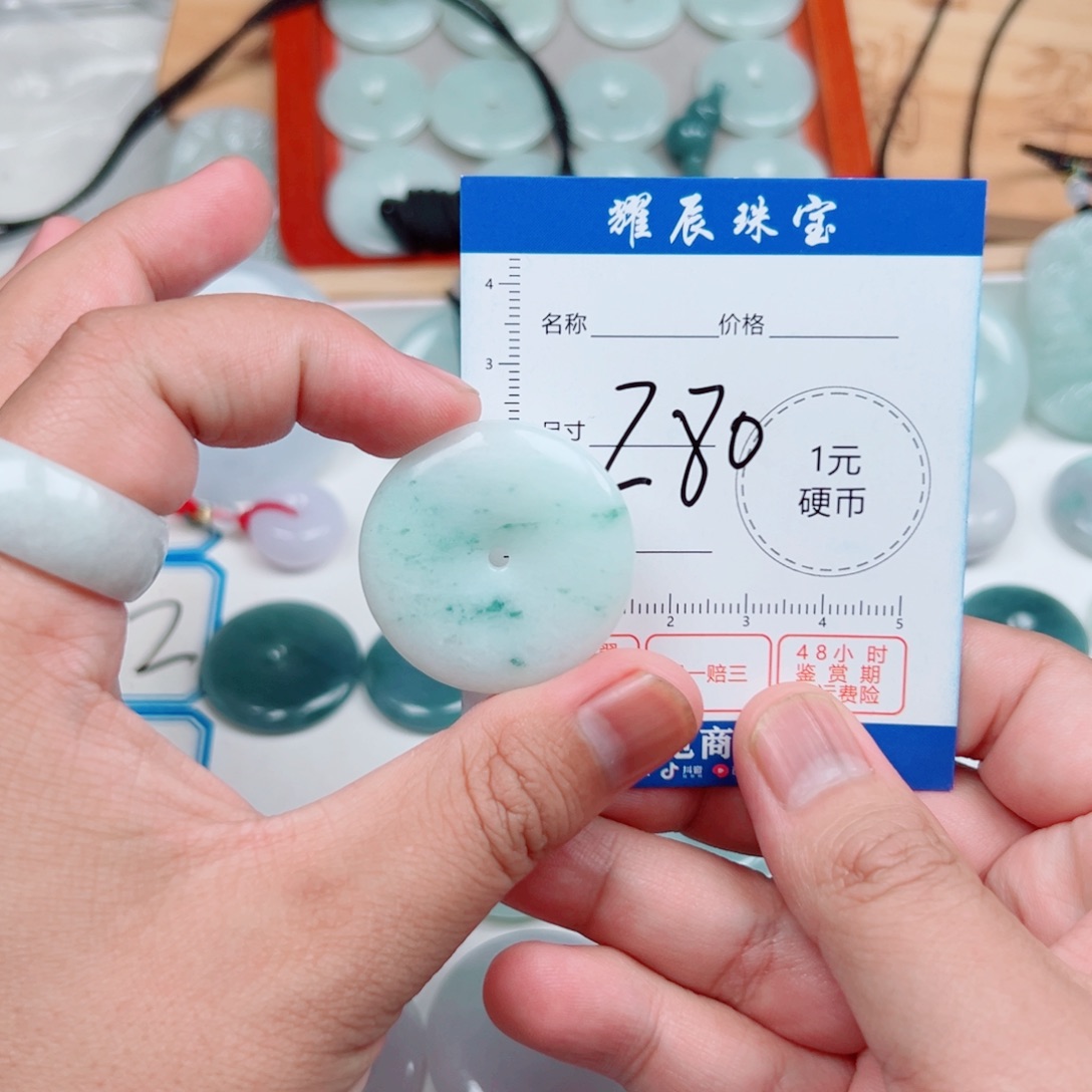 翡翠颈饰未镶嵌翡翠