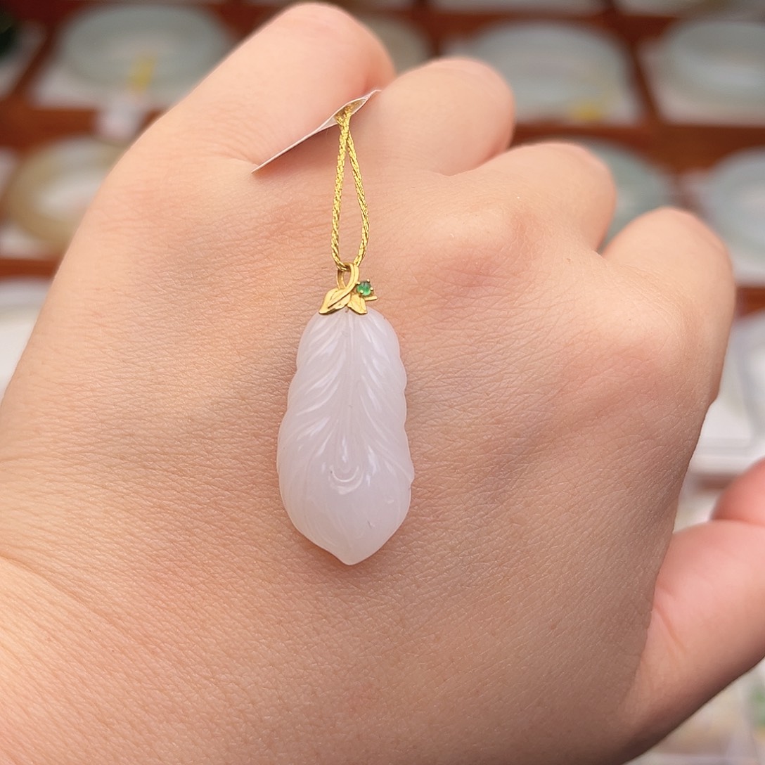 和田玉18K金镶嵌颈饰叶子