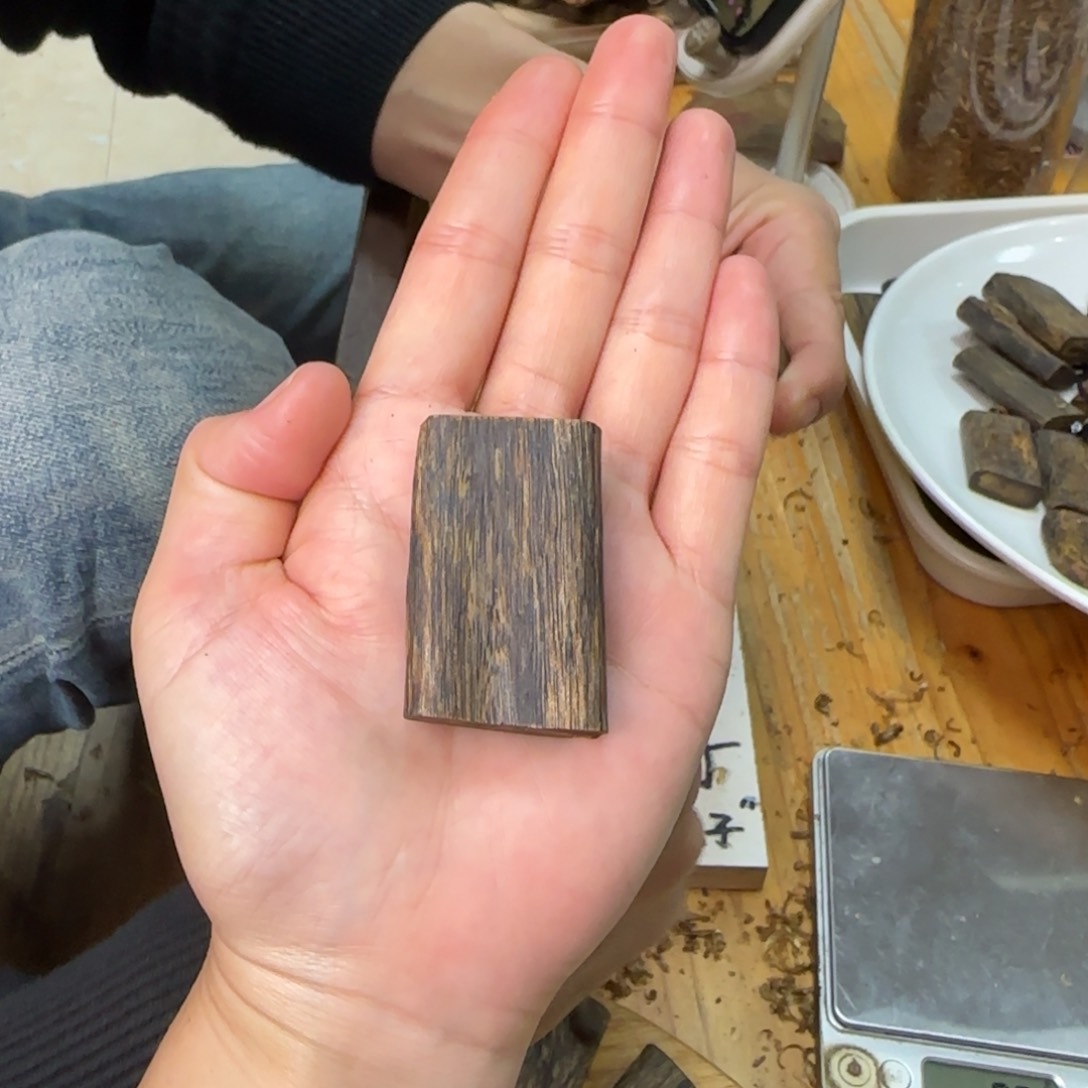 沉香吊坠素牌虫漏11.3克