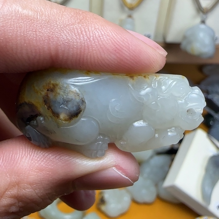 吃***哥和田玉未镶嵌颈饰