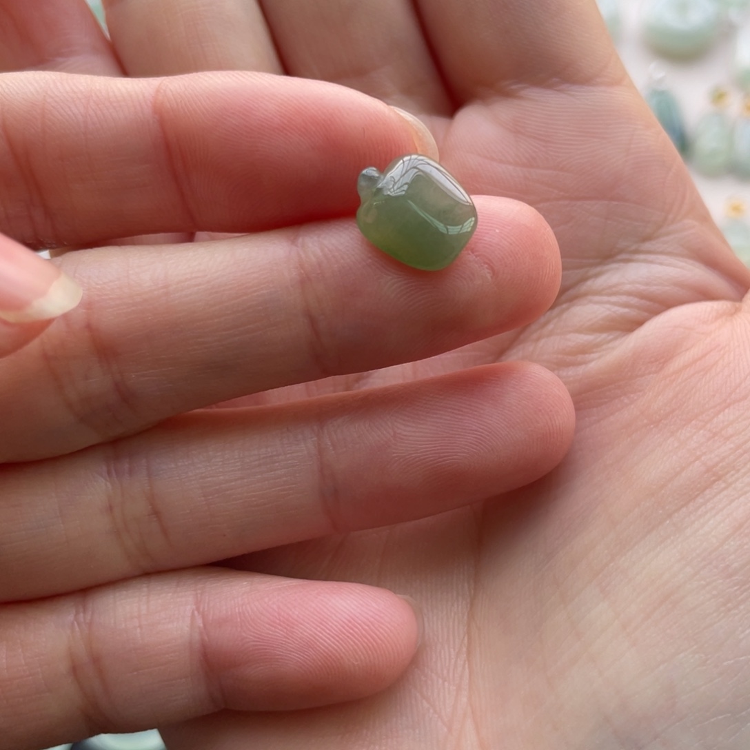 翡翠未镶嵌颈饰小苹果