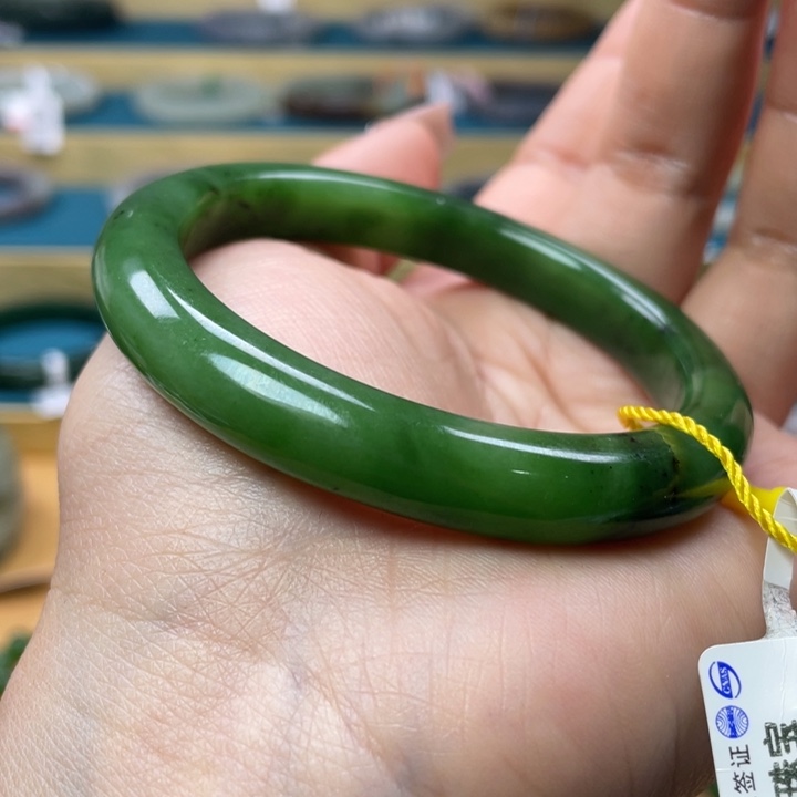 和田玉手镯57+圈口。编号79未镶嵌开*