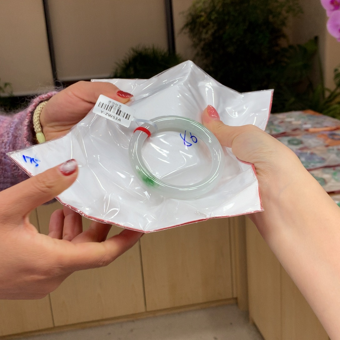 翡翠手镯未镶嵌不退不换