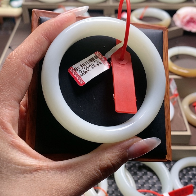 【闪购商品】和田玉手镯未镶嵌屡**鲜