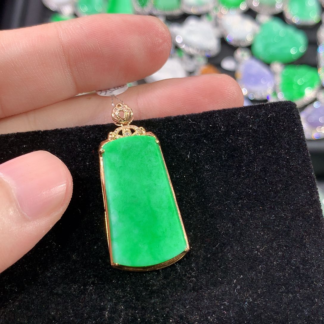 翡翠18K金镶嵌颈饰