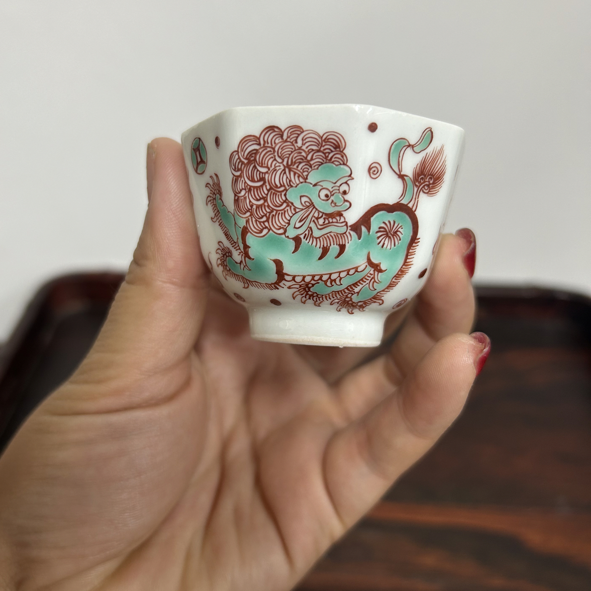 景德镇粉彩狮子杯