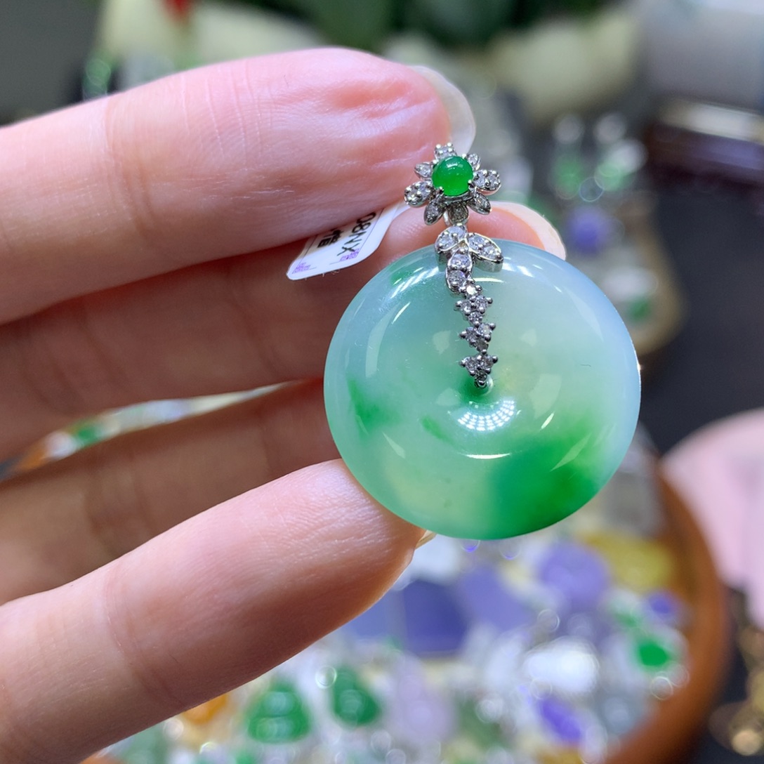 翡翠颈饰18K金镶嵌翡翠吊坠项链