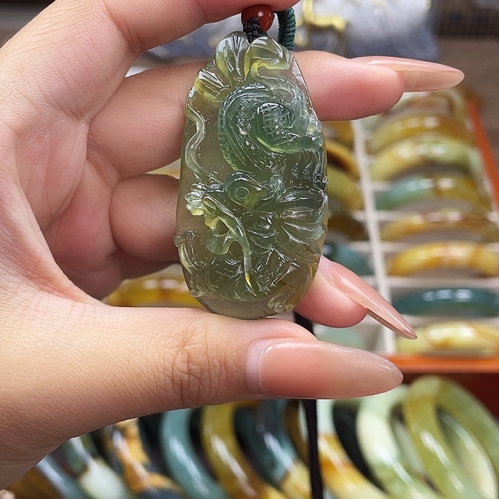 未镶嵌蛇纹石玉吊坠
