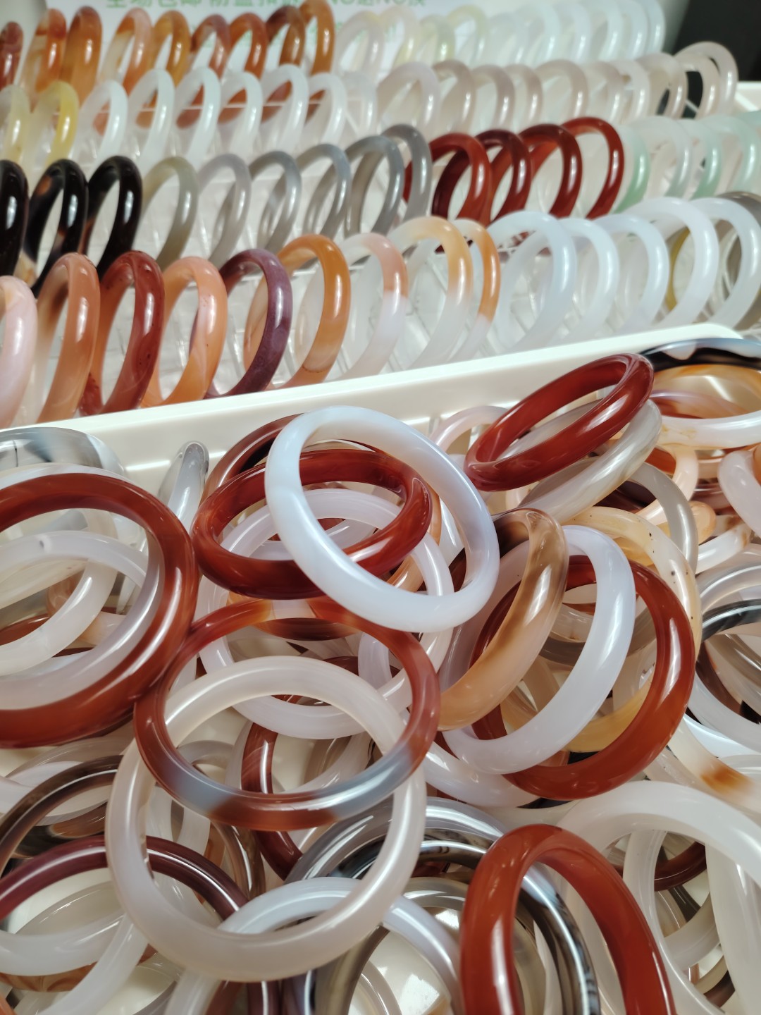 白月光天然原色玛瑙玉髓手镯请到直播间选购一物一号直播间下单！！