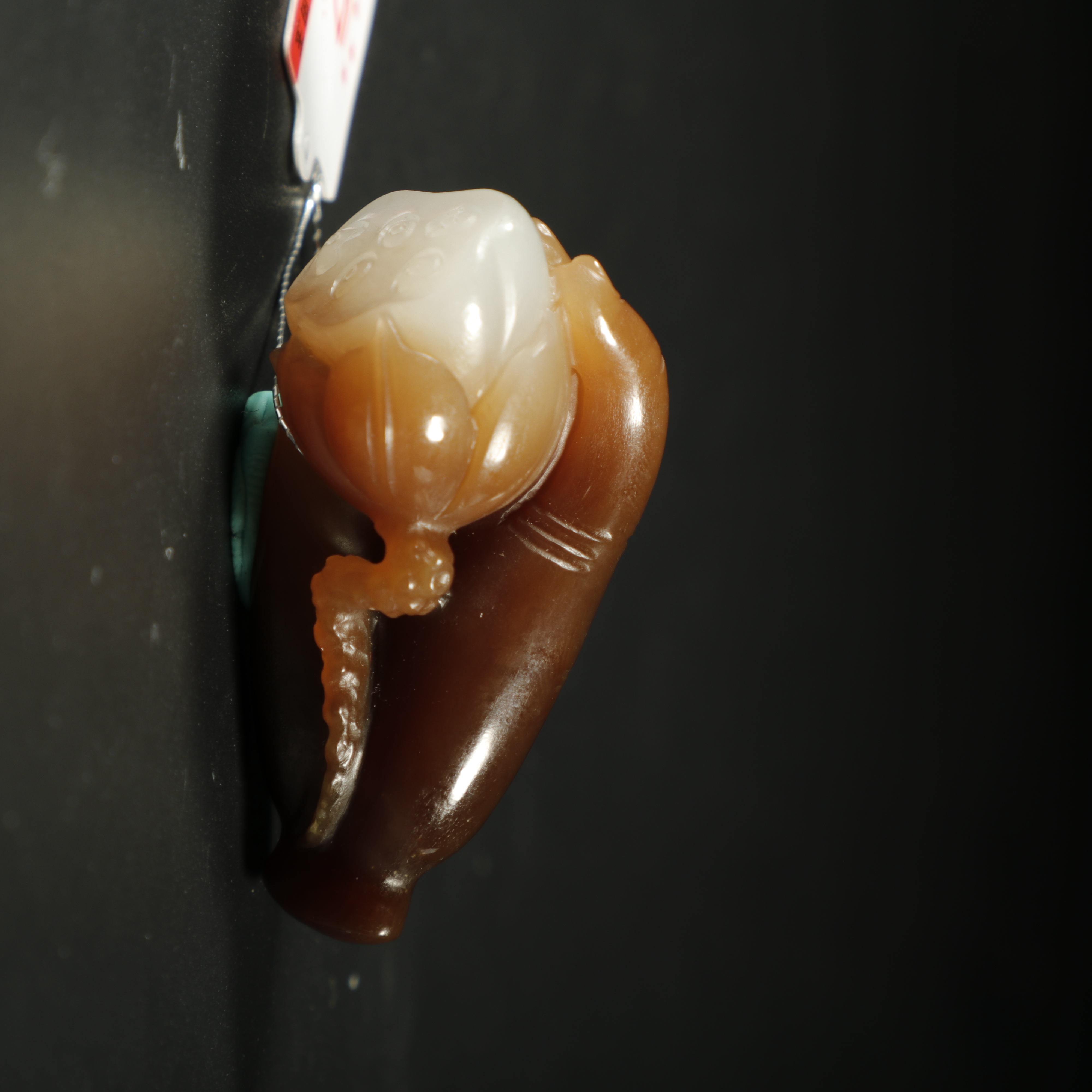 lot8810 和田玉糖色手握莲挂坠/云南典藏