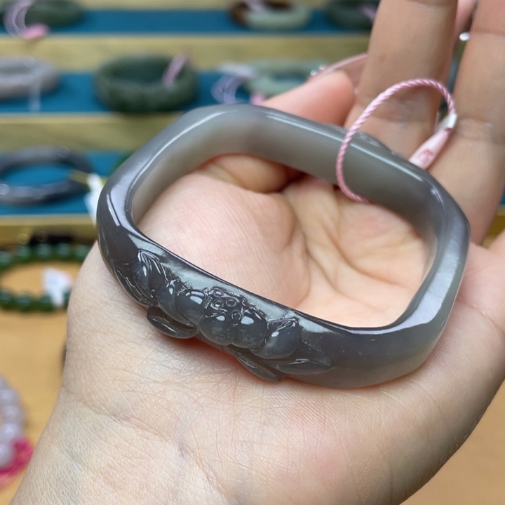 和田玉手镯56圈口。编号9未镶嵌