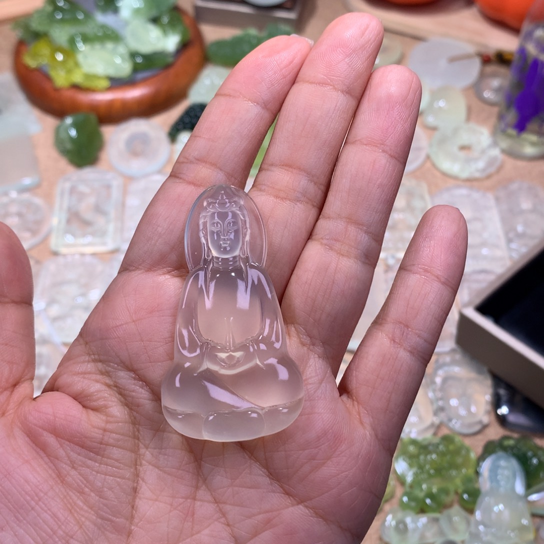 一***好蛇纹石玉未镶嵌颈饰