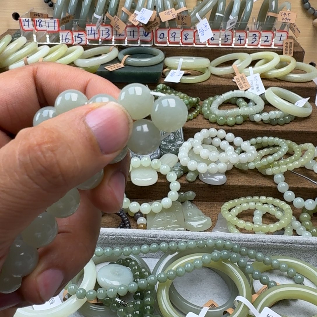 木***姐和田玉未镶嵌手链