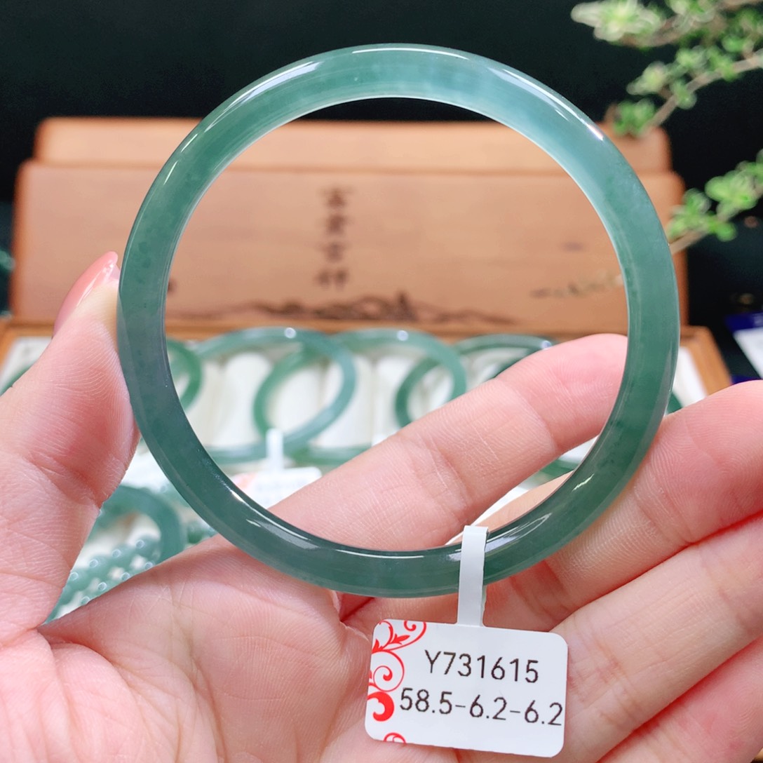 翡翠手镯未镶嵌天然