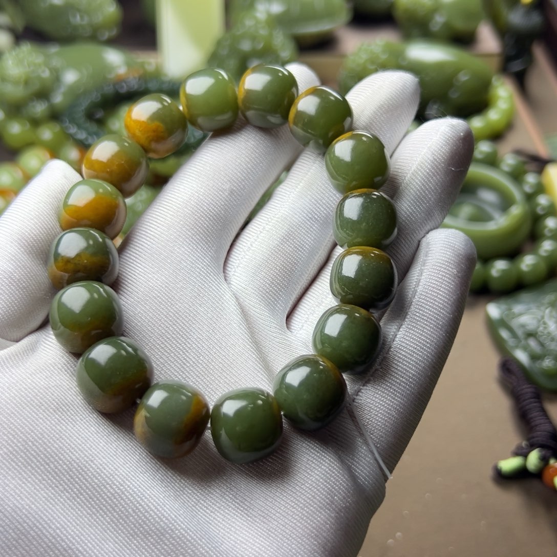 沧***笑岫岩老玉（透闪石质玉）未镶嵌挂件