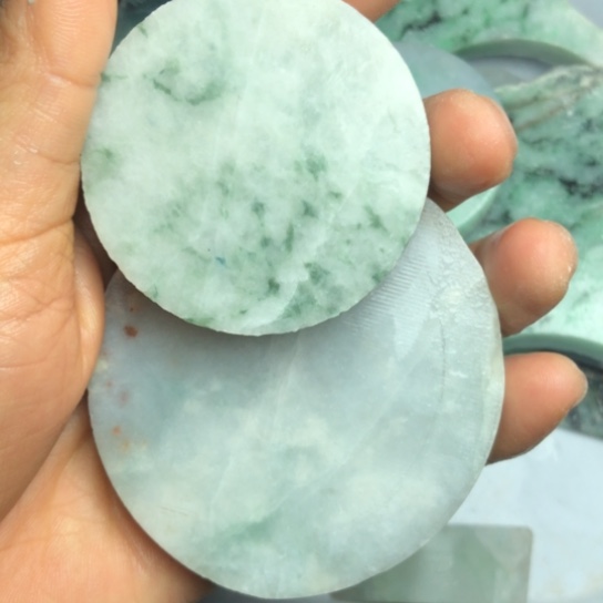 翡翠未镶嵌颈饰裸石