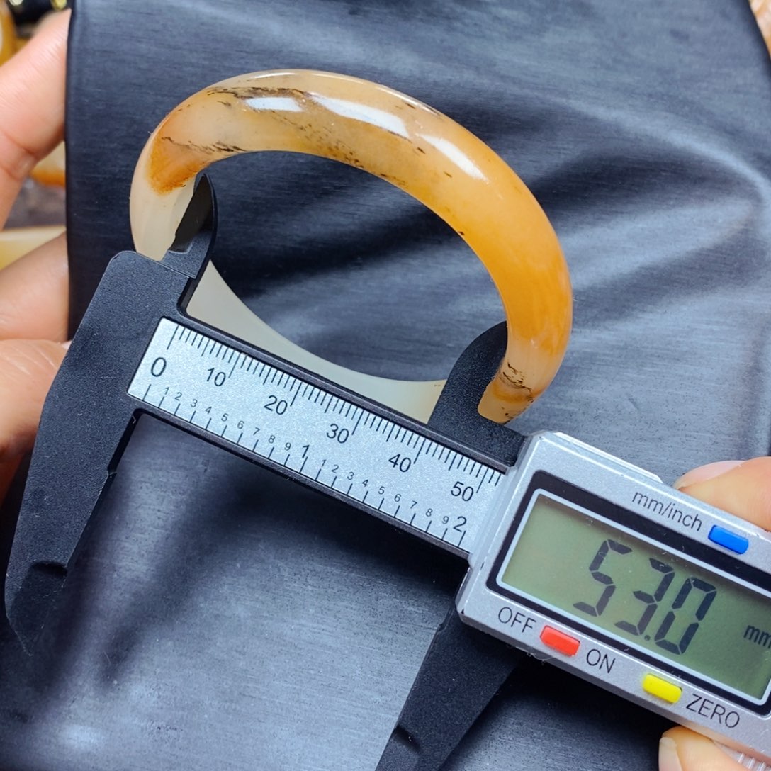 石英质玉（黄龙玉）颈饰未镶嵌