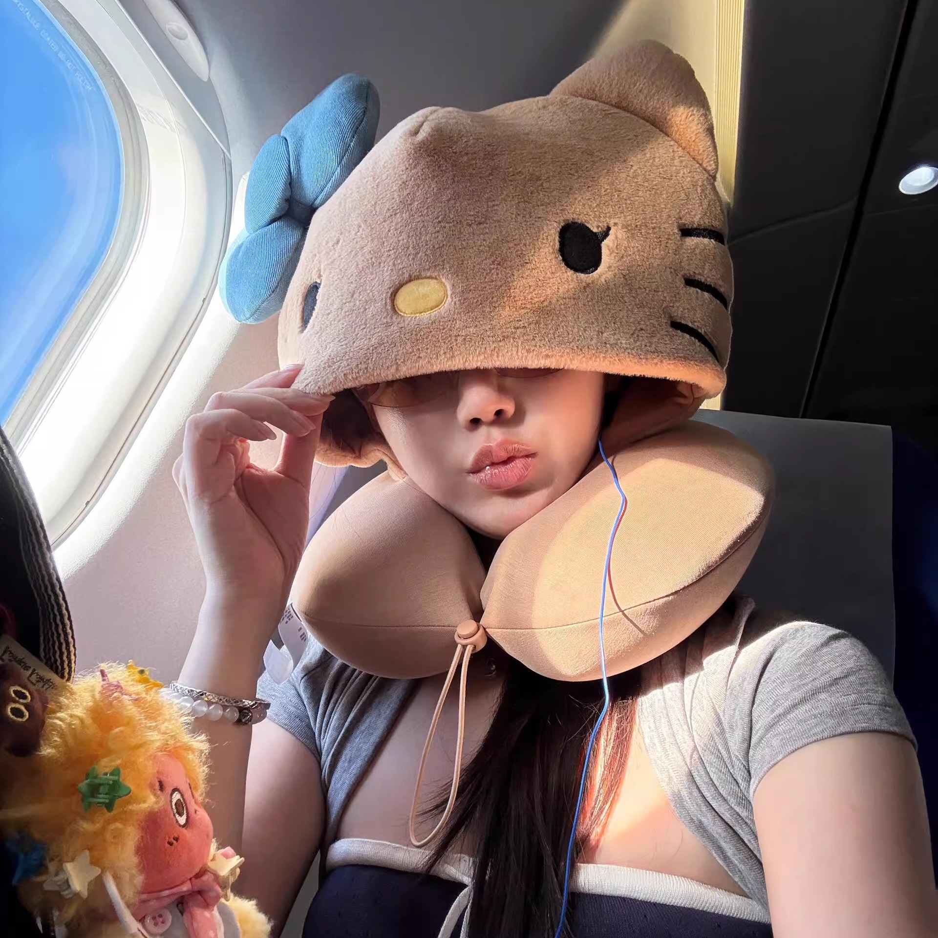 可爱kitty护颈枕连帽遮光靠枕坐车旅行睡觉神器颈椎病用枕头女生