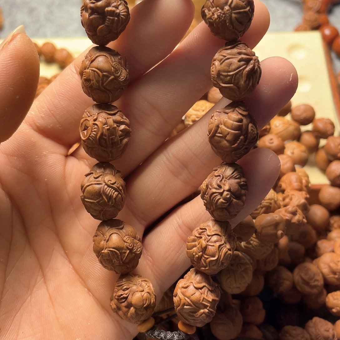 龙纹桃核雕刻荷叶财神（非全品）