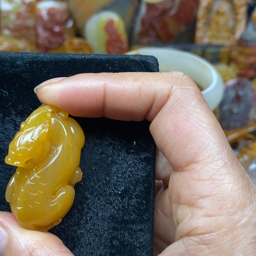 未镶嵌石英质玉（黄龙玉）颈饰