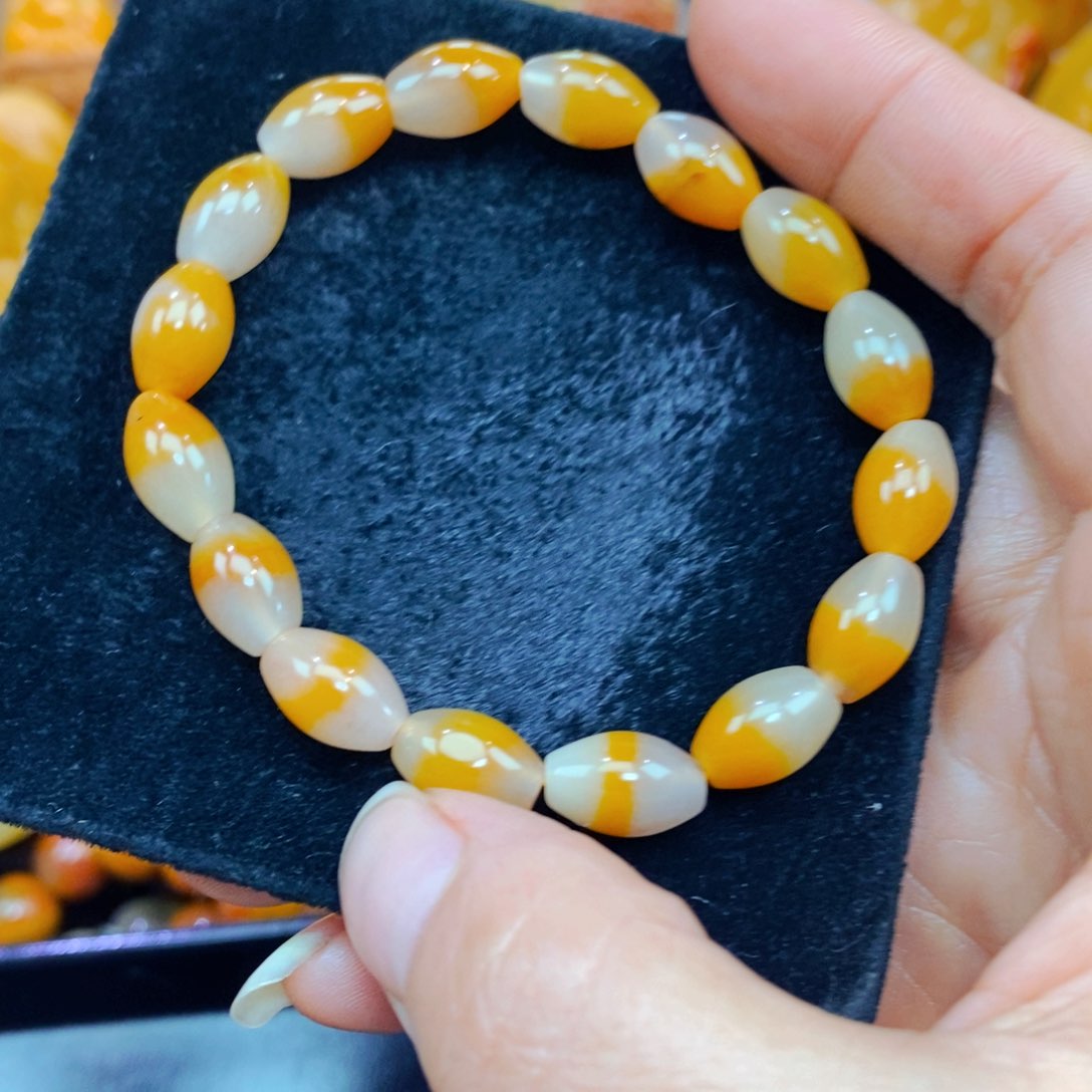 未镶嵌石英质玉（黄龙玉）颈饰