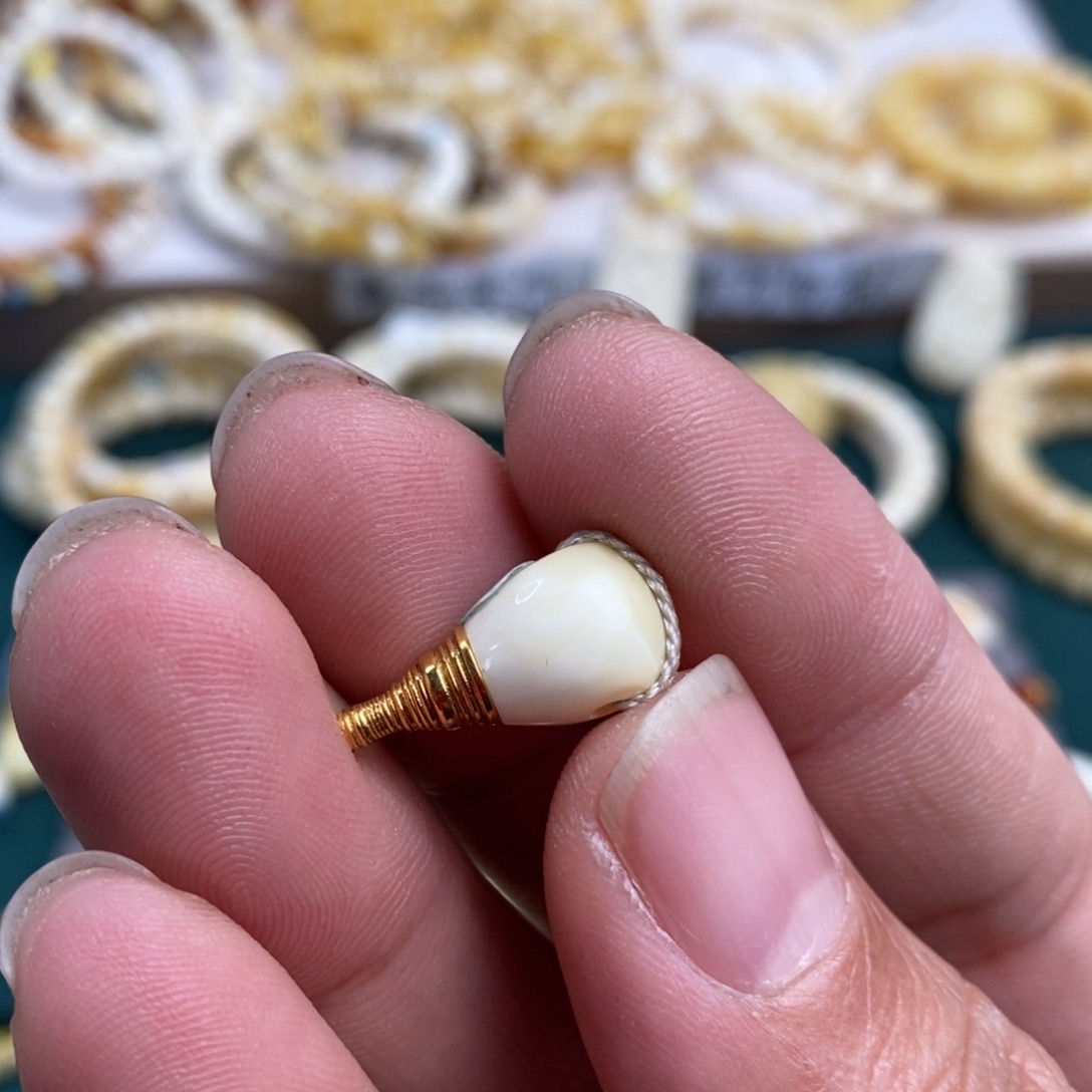 琥珀裸石18K金镶嵌9+三通