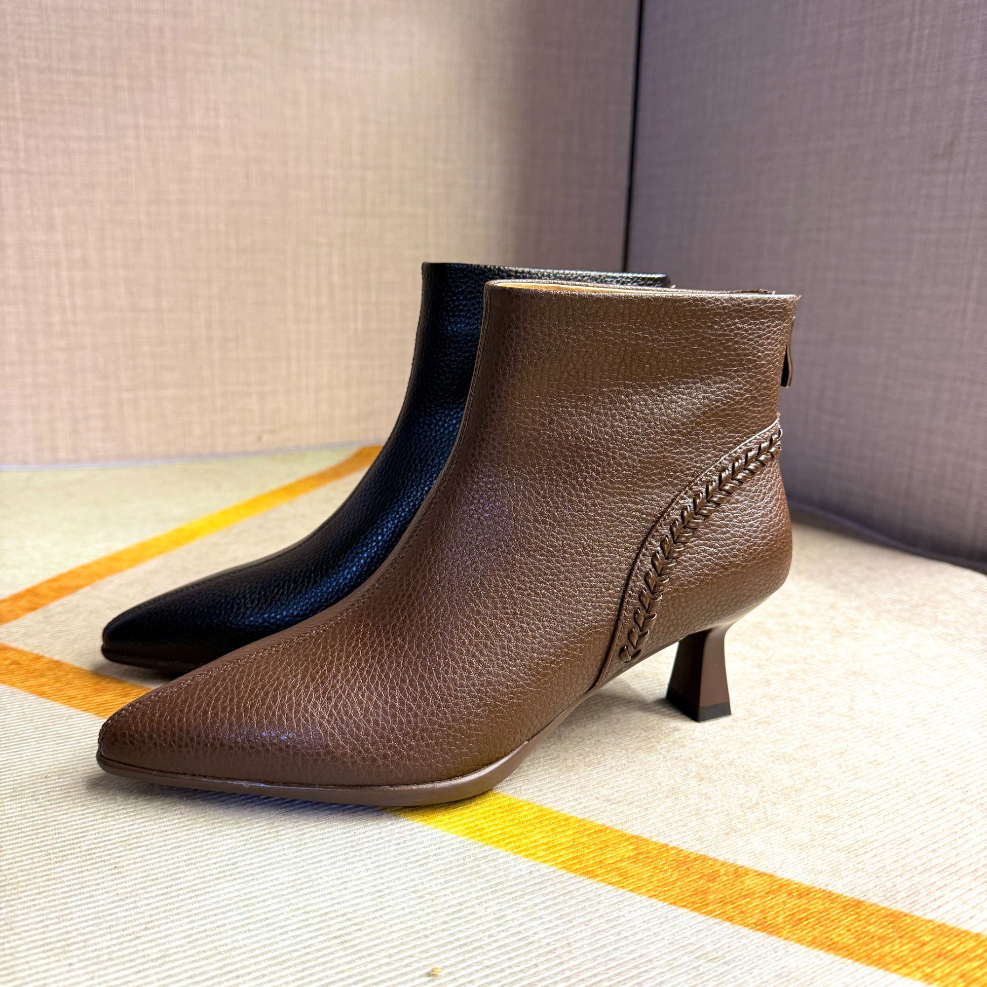 软牛皮5cm冬季加厚运动底羊毛短靴女气质高跟鞋尖头保暖大棉靴子