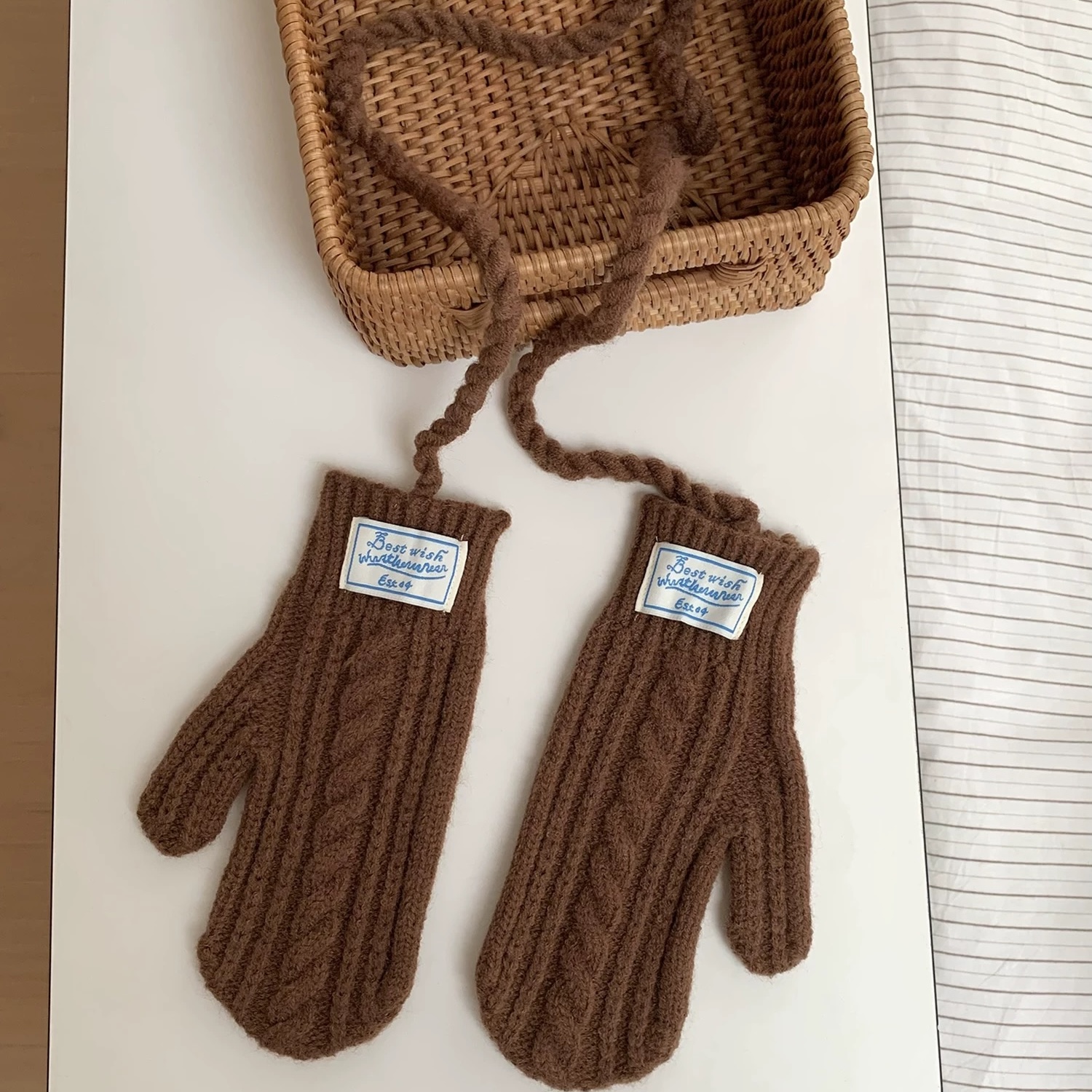 25秋冬新款挂脖可触屏保暖麻花手套