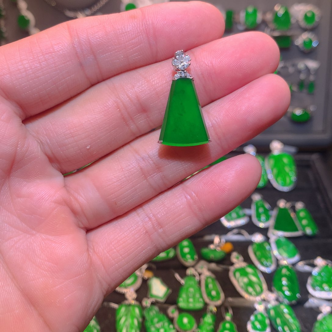 翡翠吊坠(不含链)18K金镶嵌天然翡翠