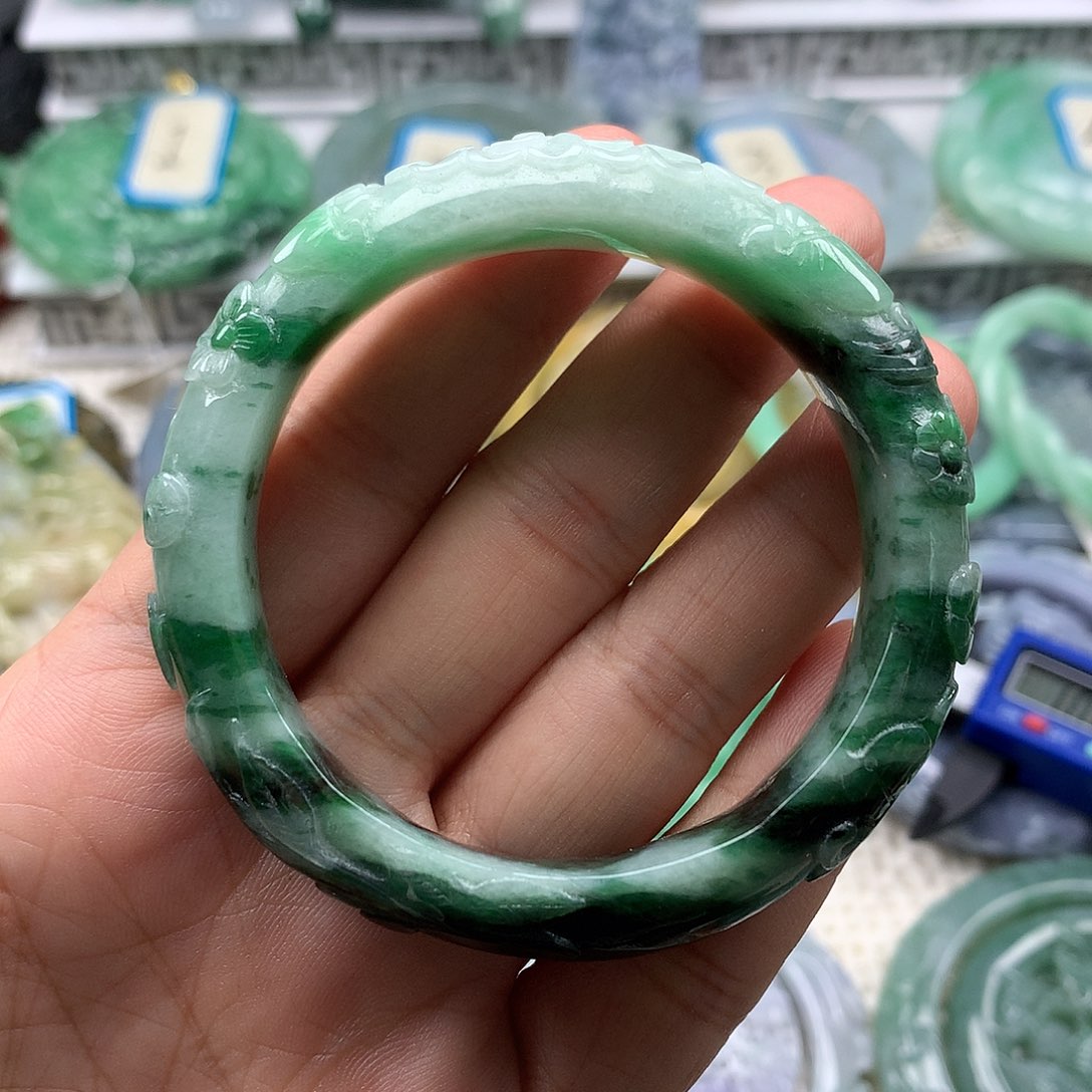 翡翠手镯未镶嵌麦复古风格