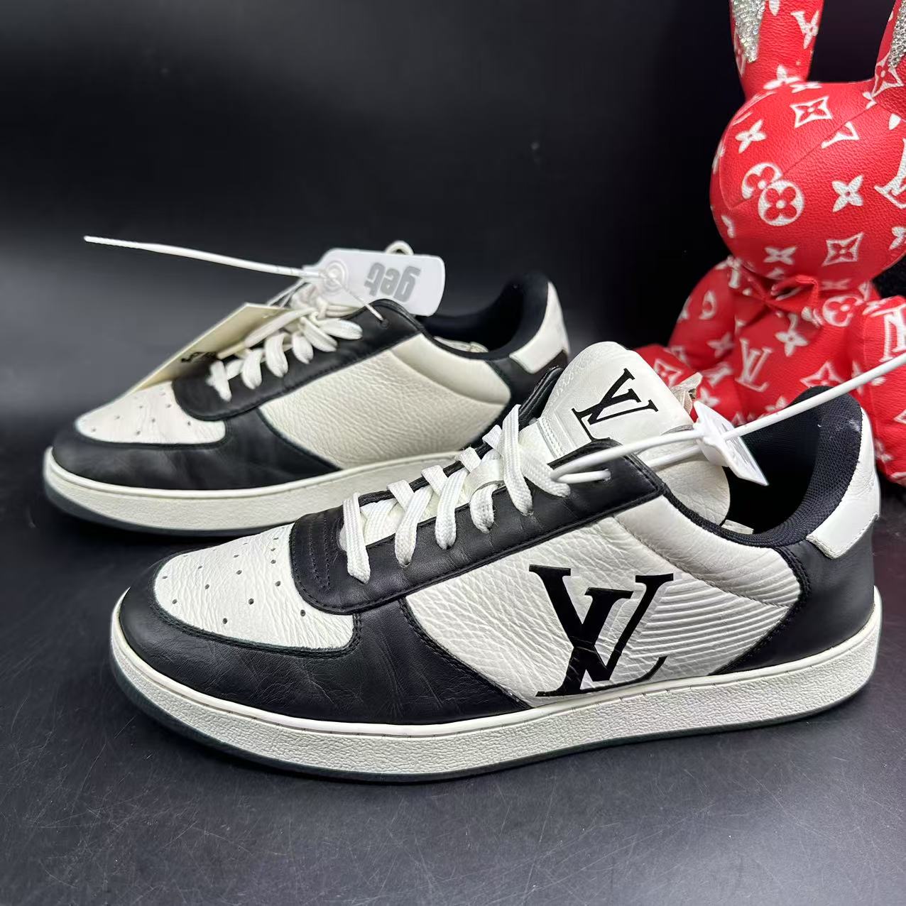 95新 LouisVuitton/路易威登 男黑白大V休闲时尚板鞋39欧码kke29