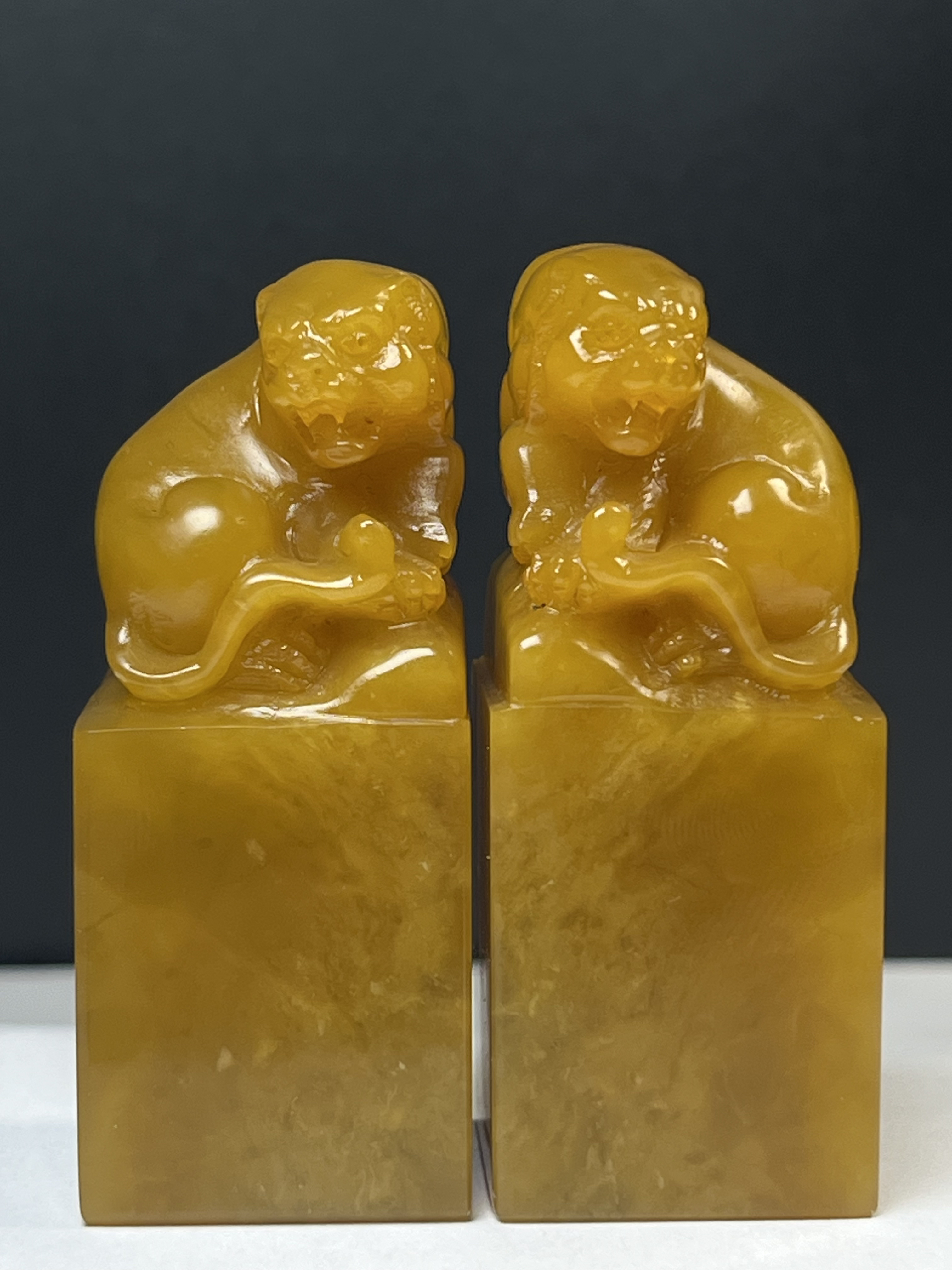 寿山石老性田黄冻带满丝虎虎生威对章179.4 g6.2-2.6-2.6cm一致
