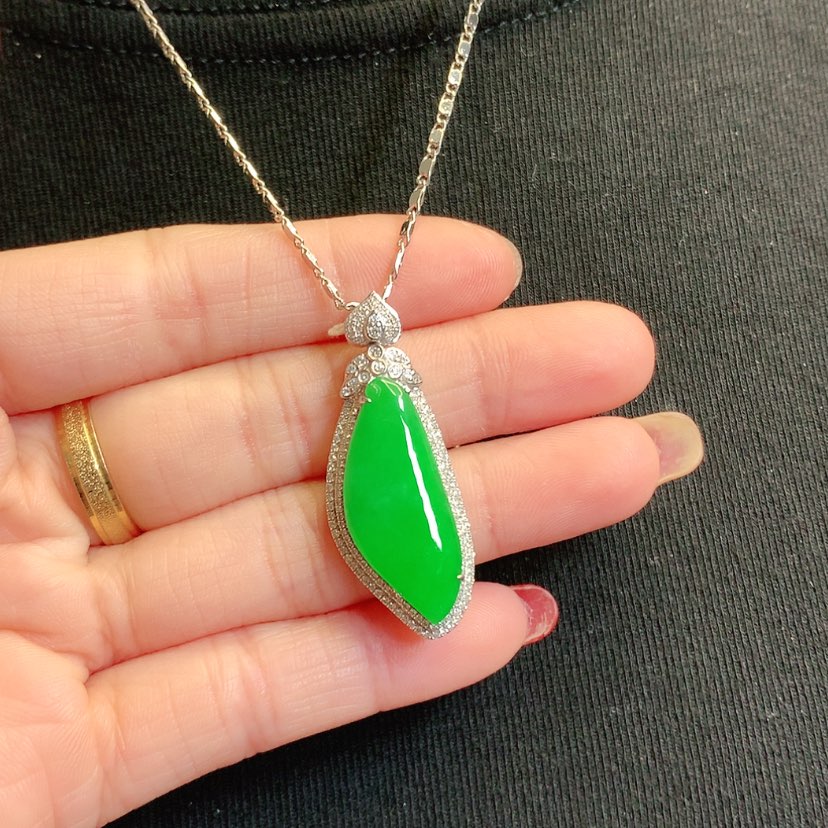 【闪购商品】翡翠吊坠(赠链)18K金镶嵌