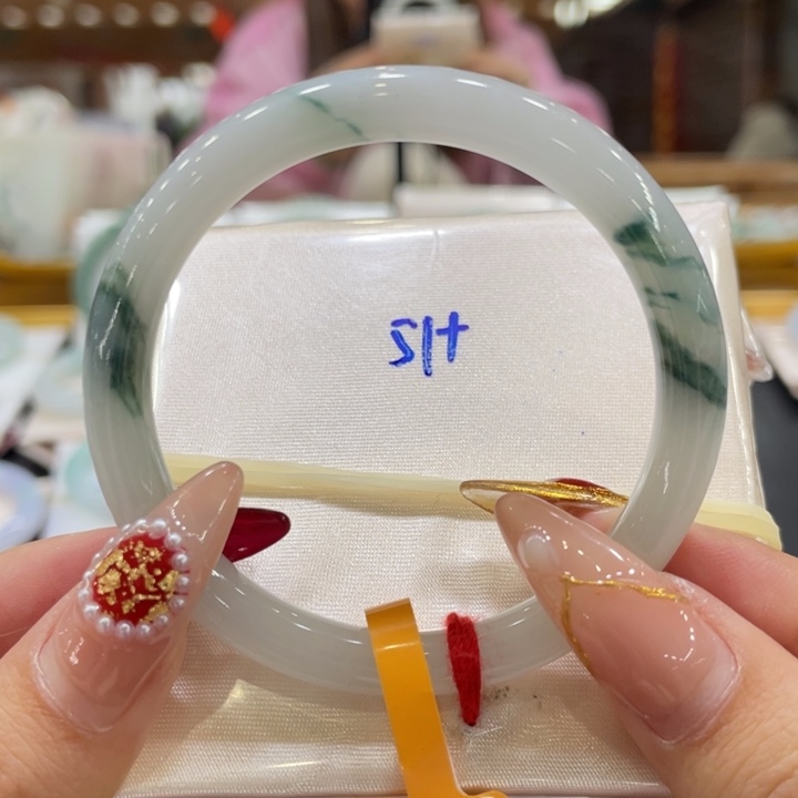 翡翠手镯未镶嵌翡翠