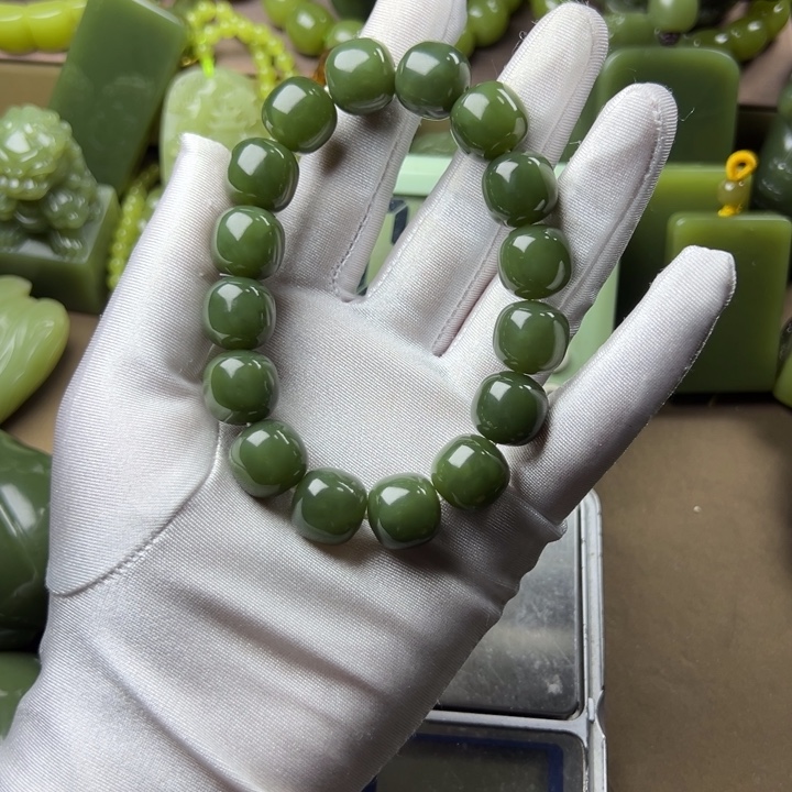 沫***白未镶嵌岫岩老玉（透闪石质玉）挂件