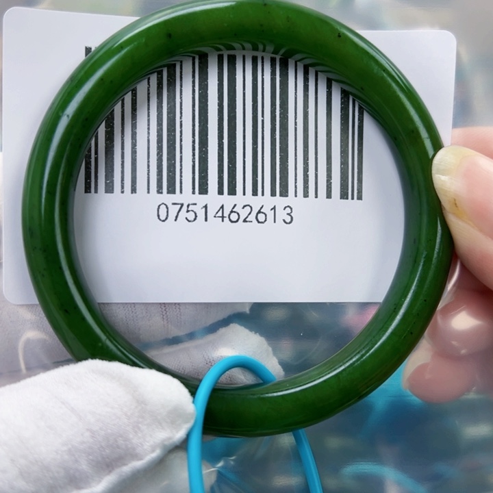 黎***姐和田玉未镶嵌手镯微瑕58.6