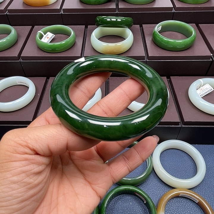 和田玉未镶嵌手镯5556