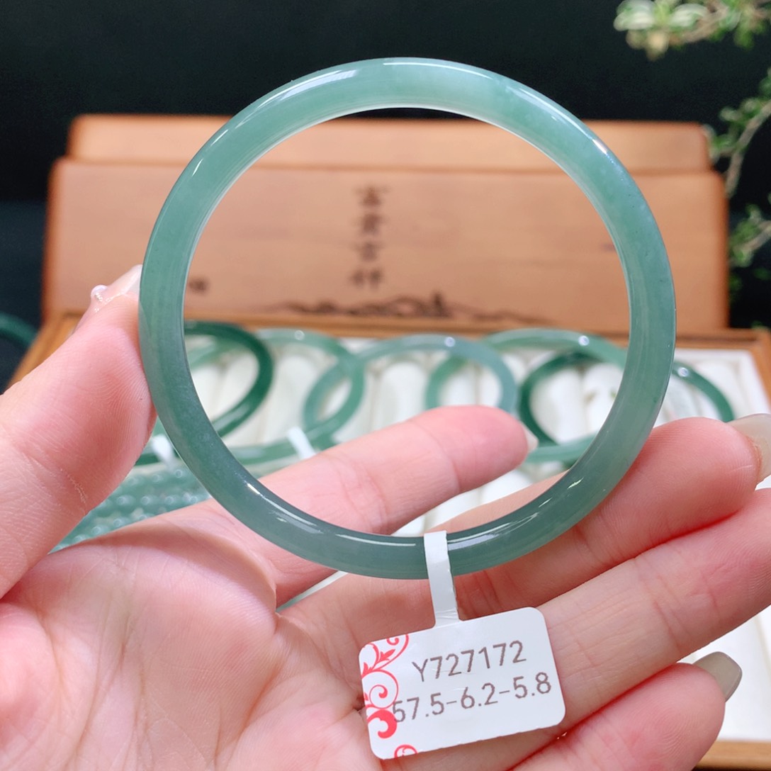 翡翠手镯未镶嵌天然