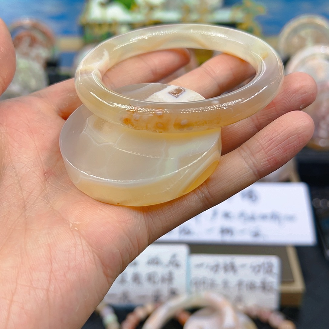 石英质玉手镯未镶嵌56