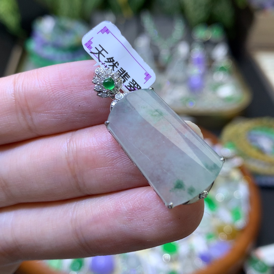 颈饰18K金镶嵌翡翠