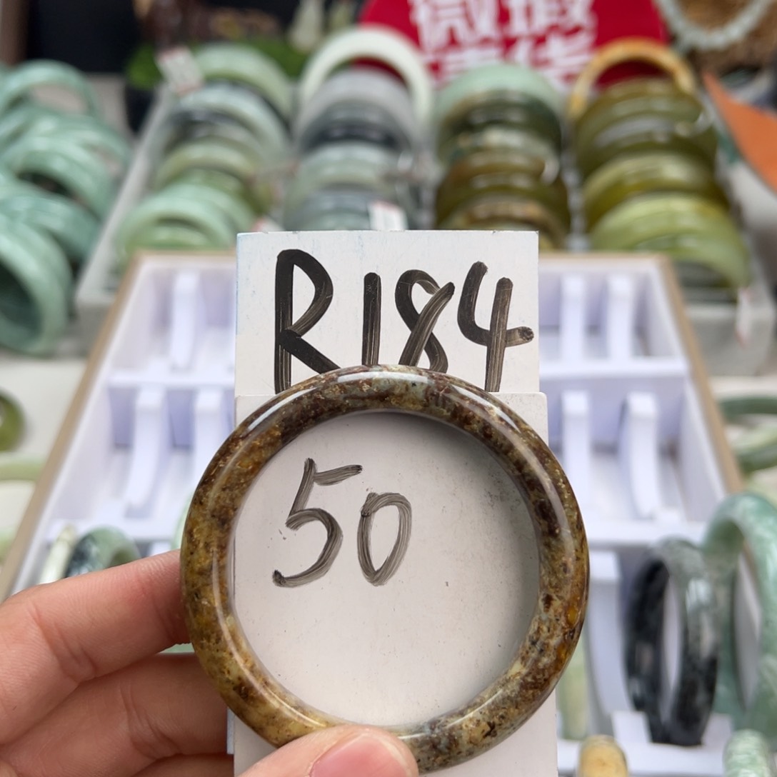 岫玉手镯未镶嵌天然岫玉微瑕，可以正常佩戴