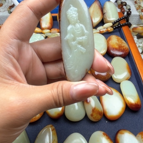 和田玉颈饰未镶嵌老***?