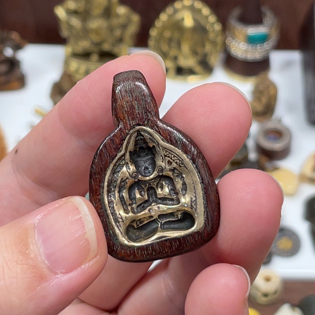 玻璃颈饰高3.7cm 宽2.5cm