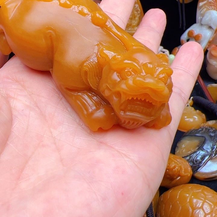 M***A未镶嵌石英质玉（黄龙玉）笔搁