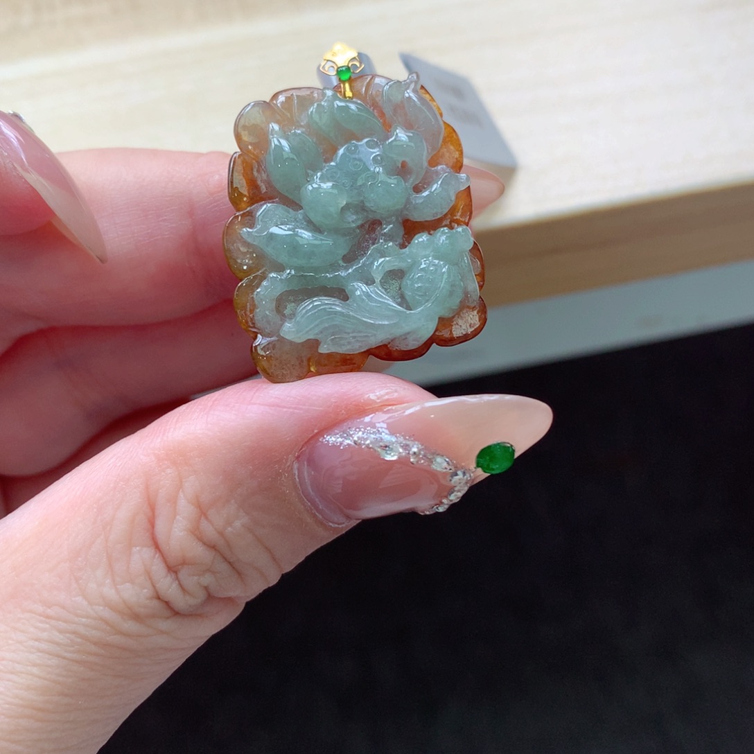 翡翠18K金镶嵌颈饰吊坠