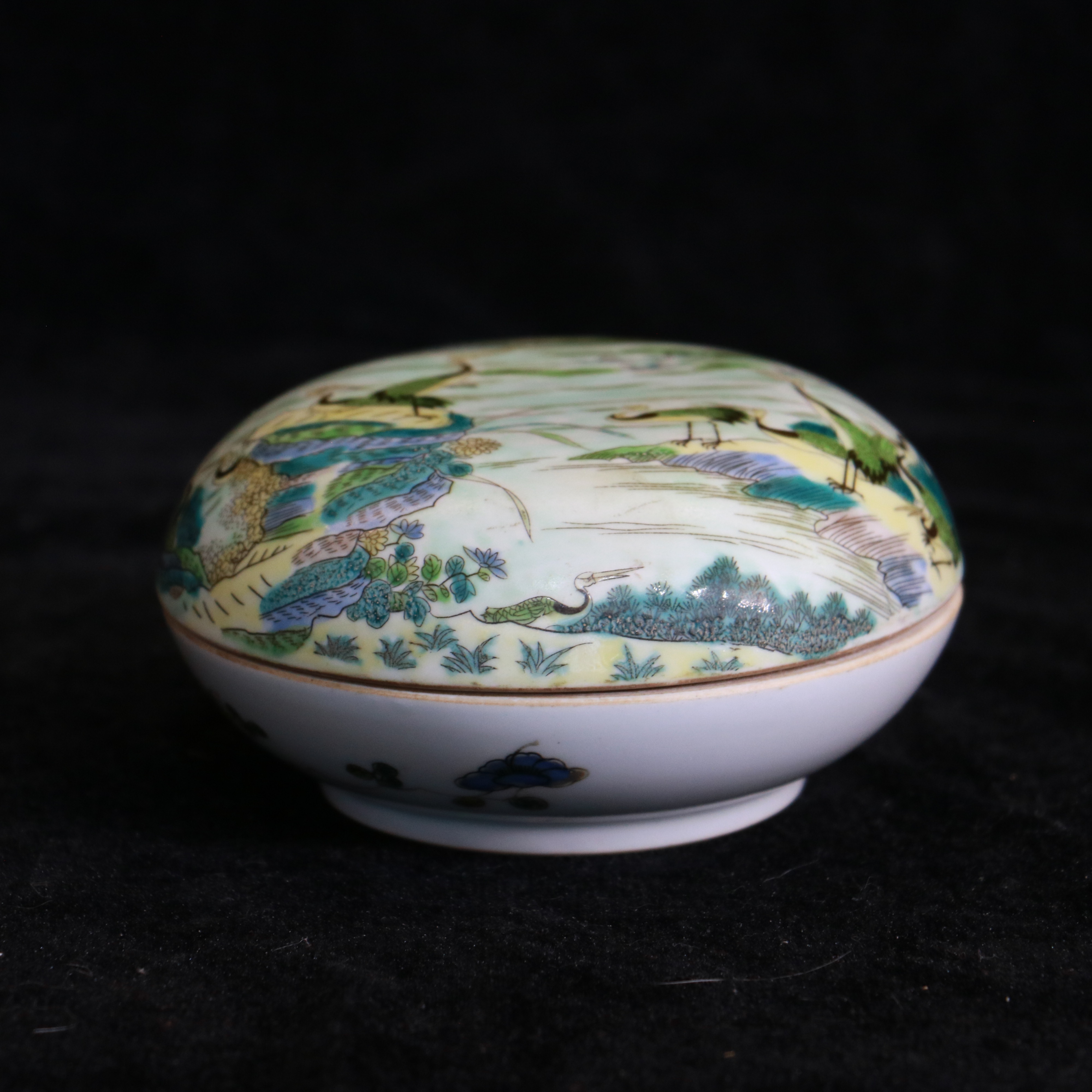 清乾隆五彩盖盒  