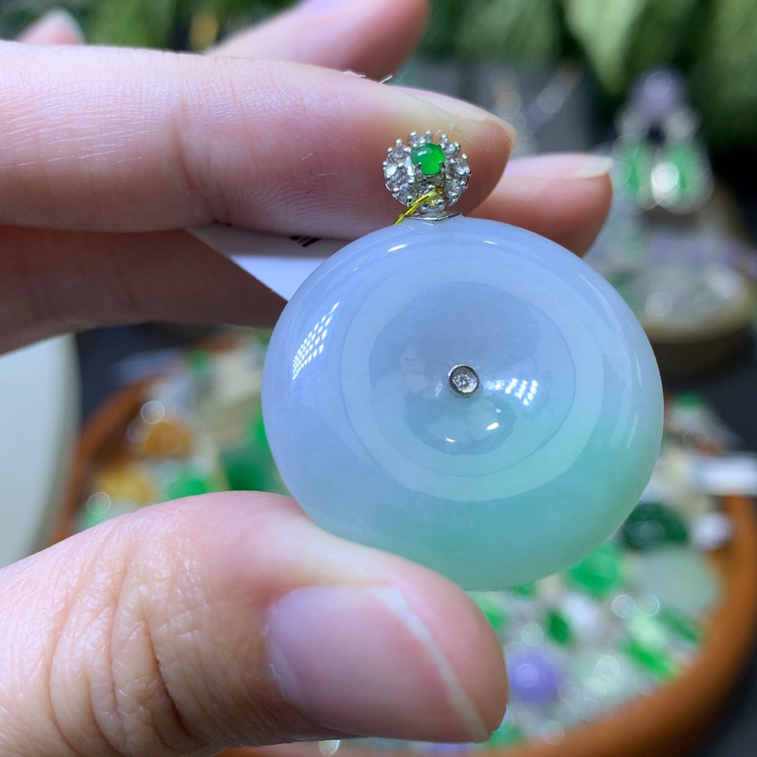 颈饰18K金镶嵌翡翠