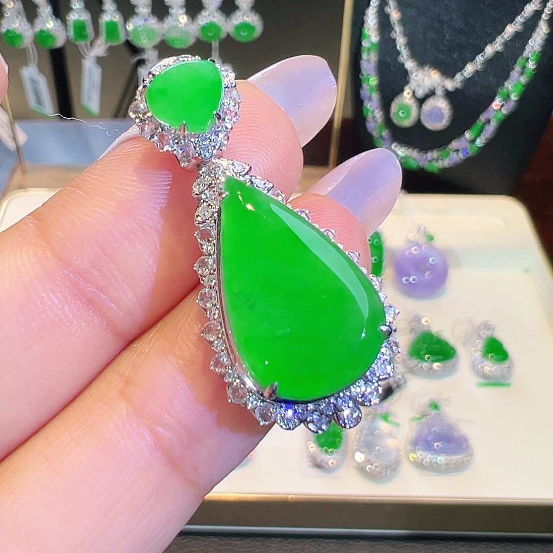 翡翠18K金镶嵌颈饰