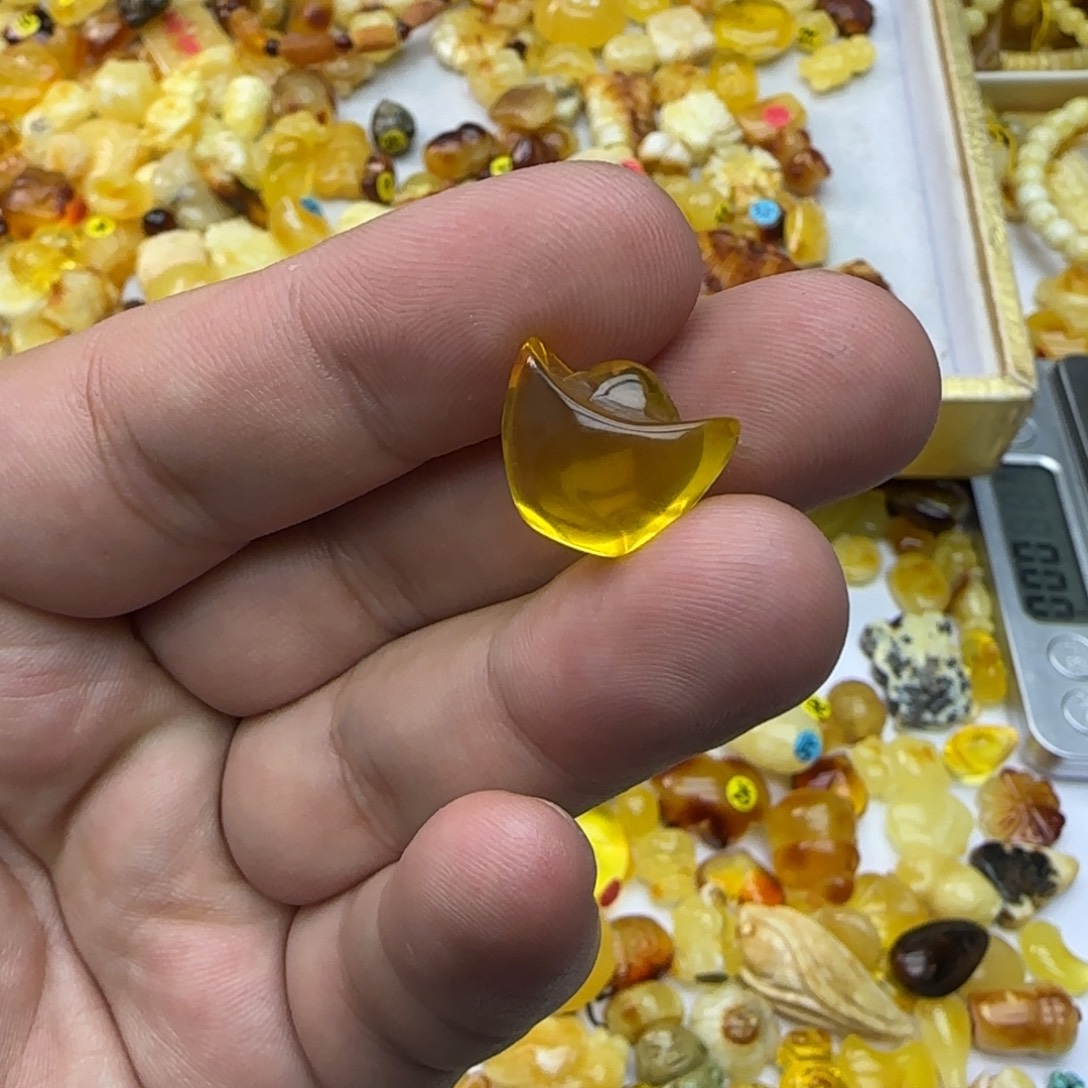 琥珀未镶嵌裸石101克02