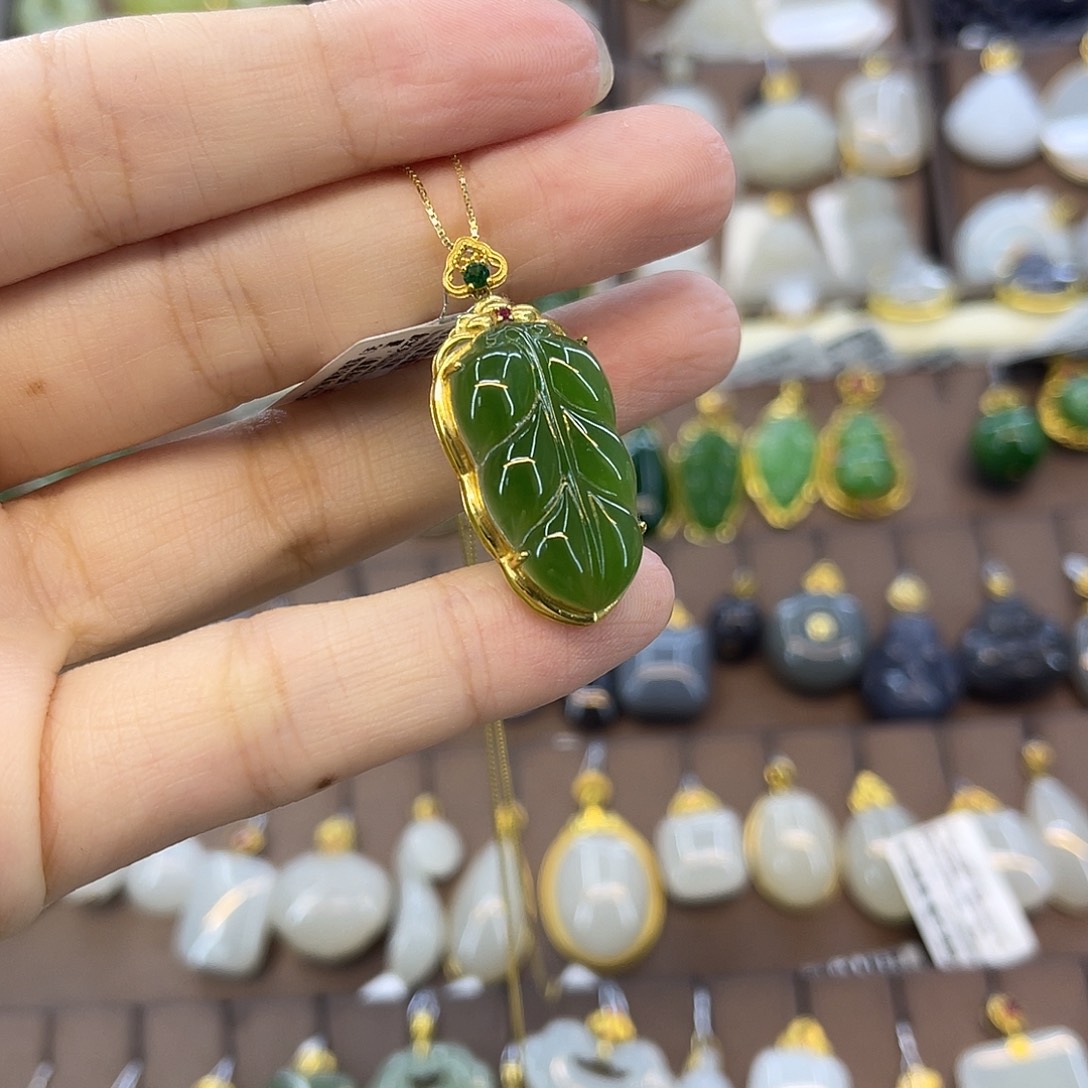 和田玉18K金镶嵌吊坠(赠链)